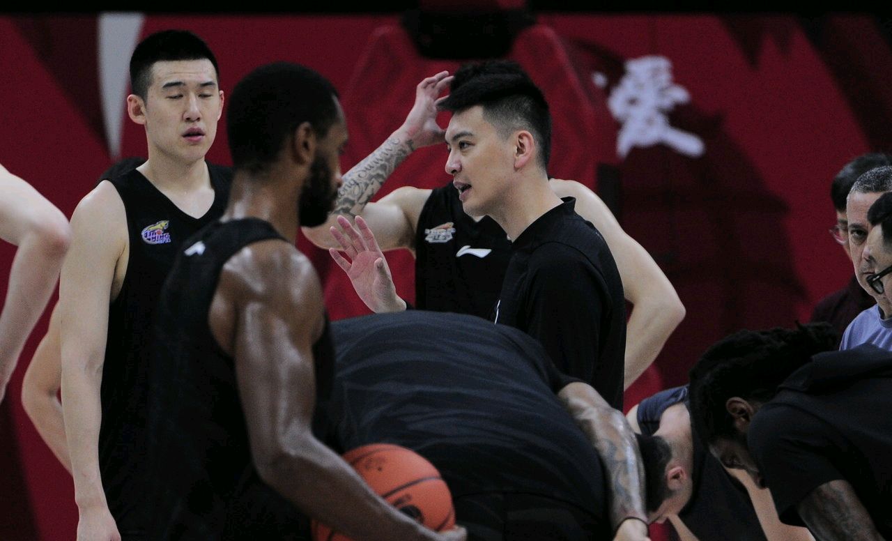 广东宏远发布备战花絮,冲刺阶段状态回暖,足总杯任务艰巨,高层口径保持一致的简单介绍 广东宏远发布备战花絮,冲刺阶段状态回暖,足总杯任务艰巨,高层口径保持一致的简单介绍