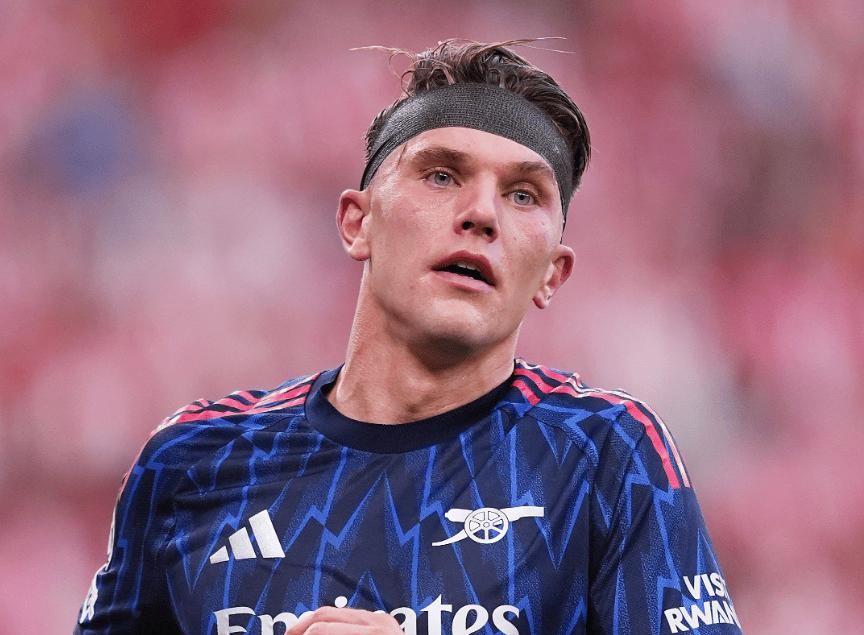 包含欧冠今夜走向成谜；阿贾克斯再遭质疑；悬念犹存；训练强度明显提升的词条